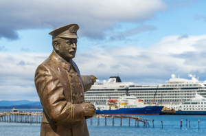 Statue of Ernest Shackleton pointing at Viking Jupiter ship in P