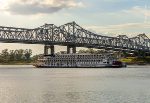 Paddle Steamer American Queen departs from Natchez Mississippi