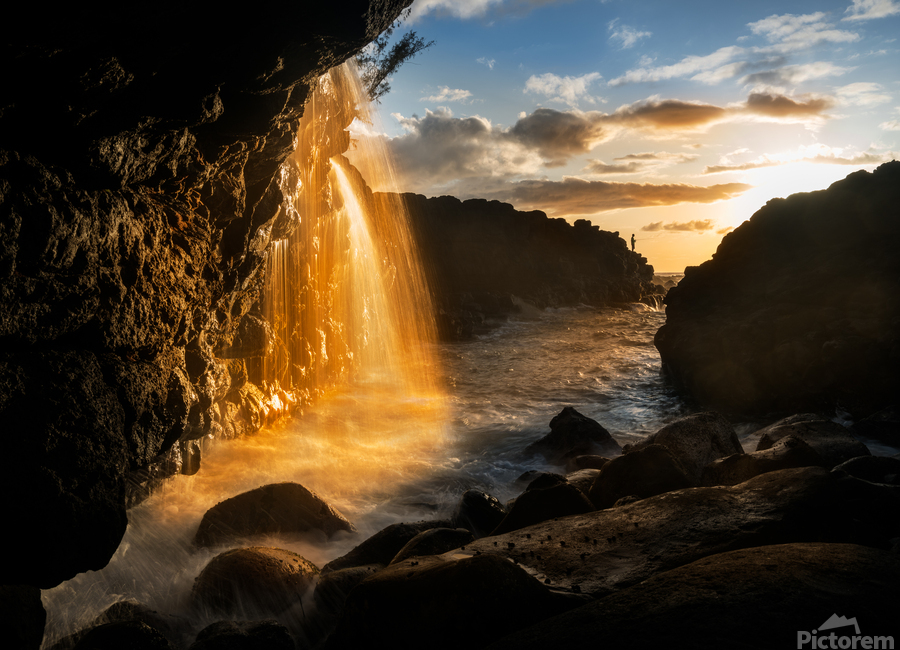 Waterfall near Queens Bath in Princeville Kauai  Imprimer