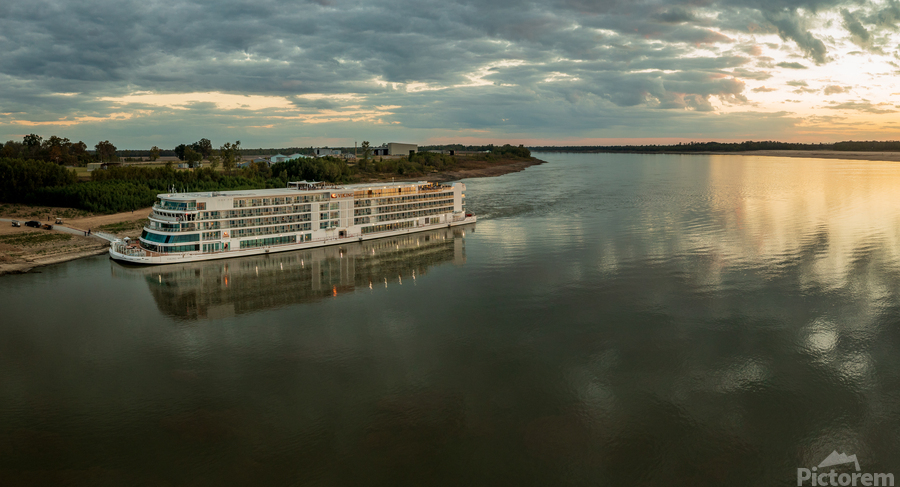 Sunset over Viking Mississippi river  cruise boat near Vicksburg  Imprimer