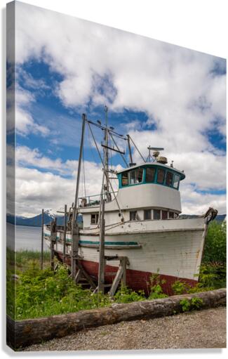 Historic but rotting fishing boat by ocean at Icy Strait Point  Impression sur toile