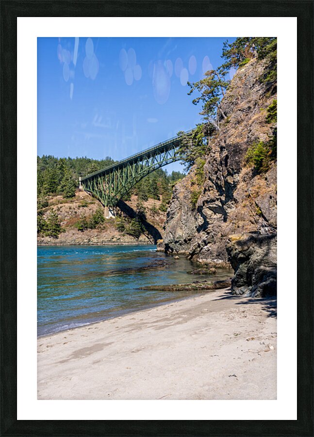 Turbulent water of Deception Pass under historic cantilevered br Impression et Cadre photo