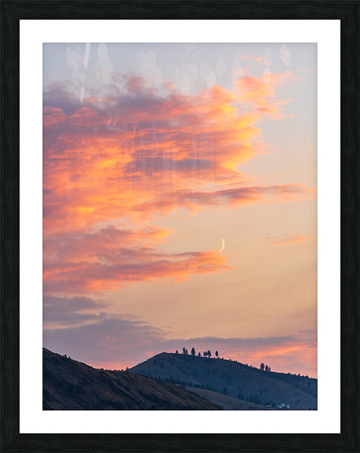 Fiery sunset clouds enveloping the new crescent moon over Lake C Impression et Cadre photo