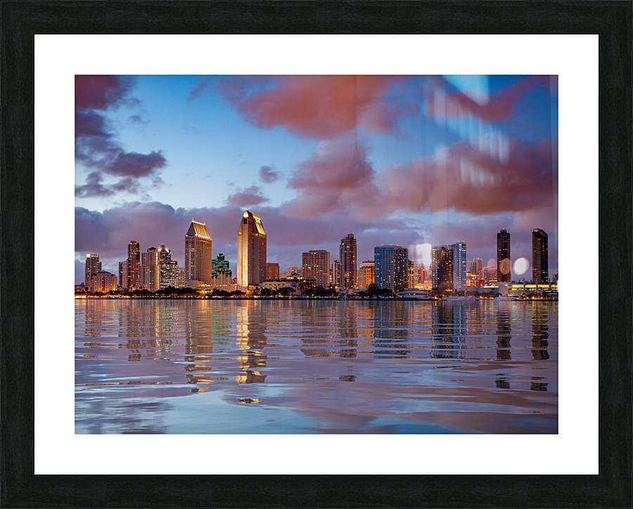San Diego skyline at dusk reflected in sea Impression et Cadre photo