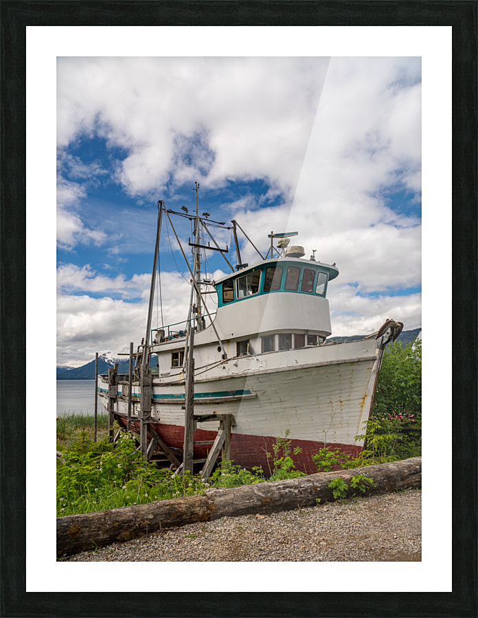 Historic but rotting fishing boat by ocean at Icy Strait Point  Impression encadrée