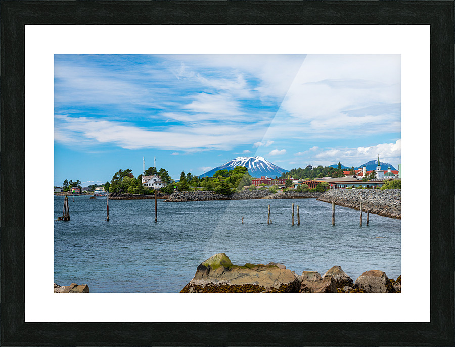 Mt Edgecumbe rises about the small town of Sitka in Alaska Impression et Cadre photo
