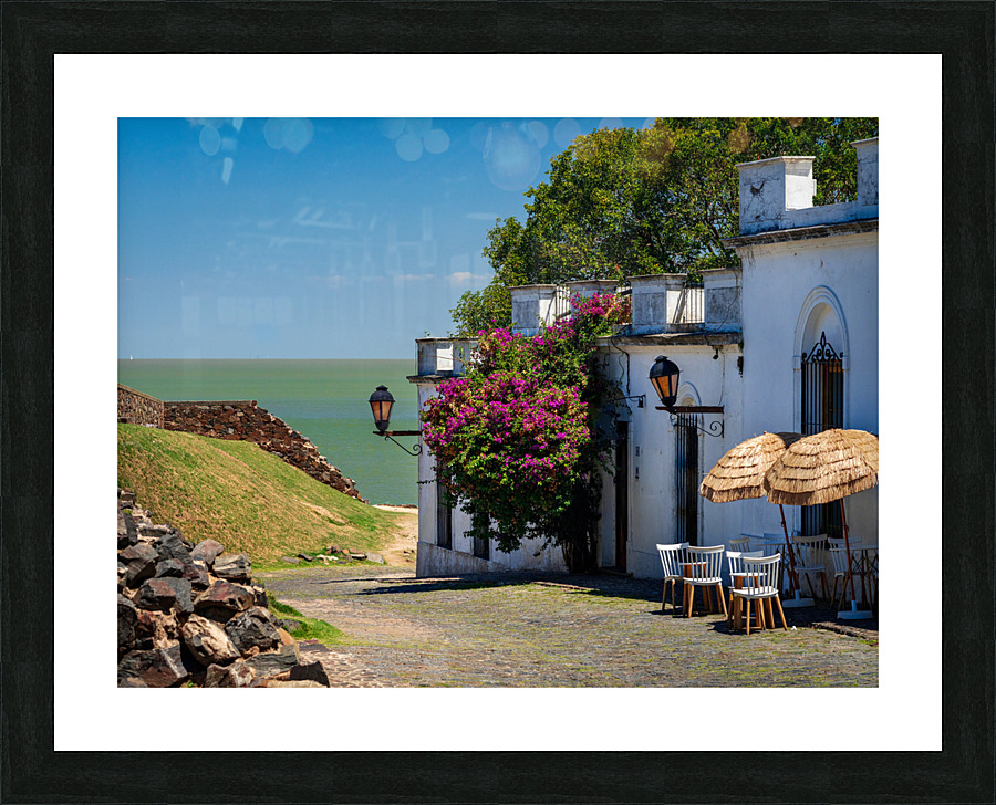 Cobbled street in Unesco historical town of Colonia del Sacramen Impression et Cadre photo