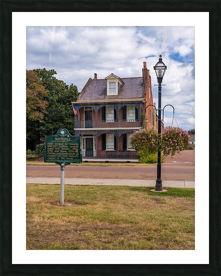 Facade of antebellum home in Natchez in Mississippi Impression et Cadre photo