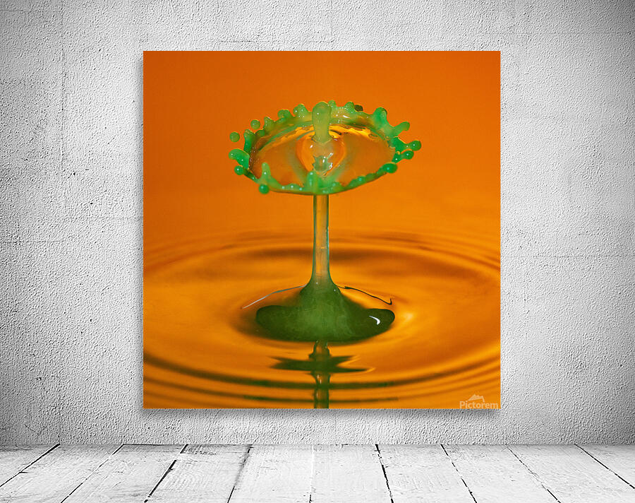 Water droplet collision - crown Wall Preview