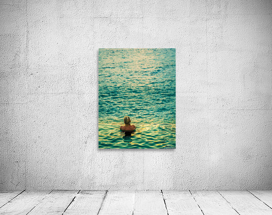 Womans head against infinity edge pool Wall Preview