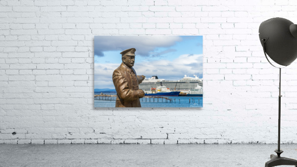 Statue of Ernest Shackleton pointing at Viking Jupiter ship in P Wall Preview