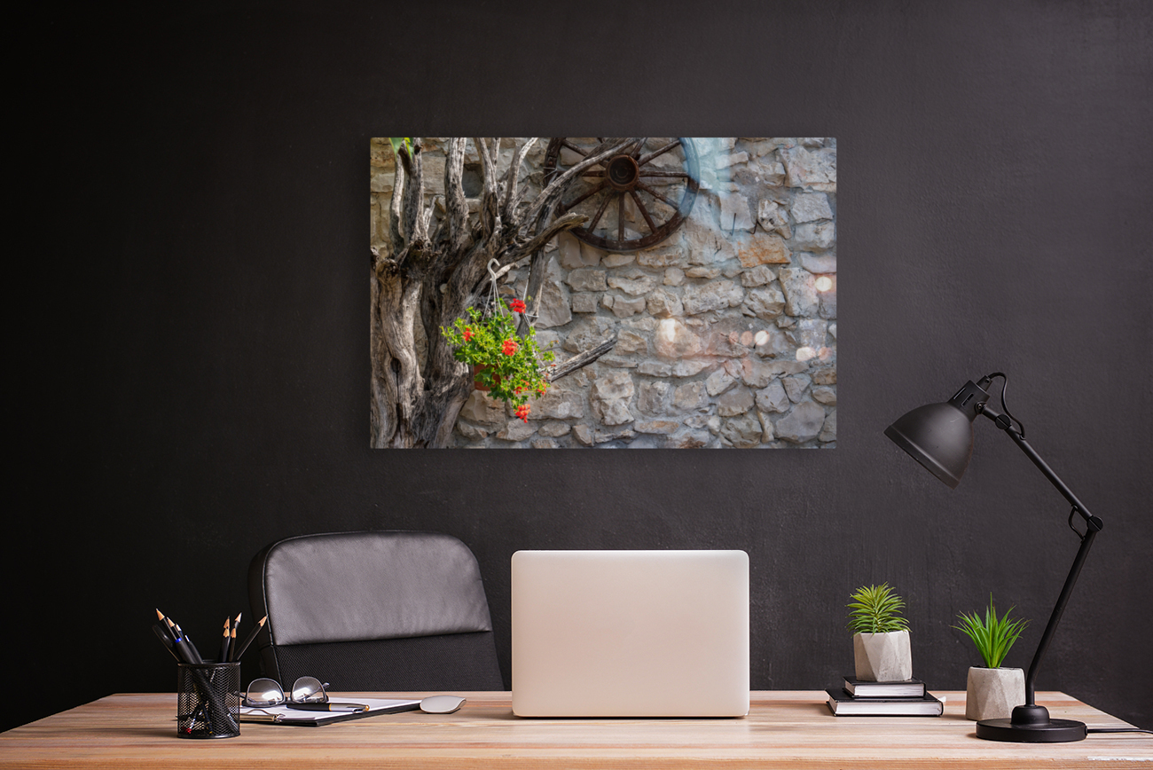 Red flowers in artistic flower arrangement with cartwheel Reproduction