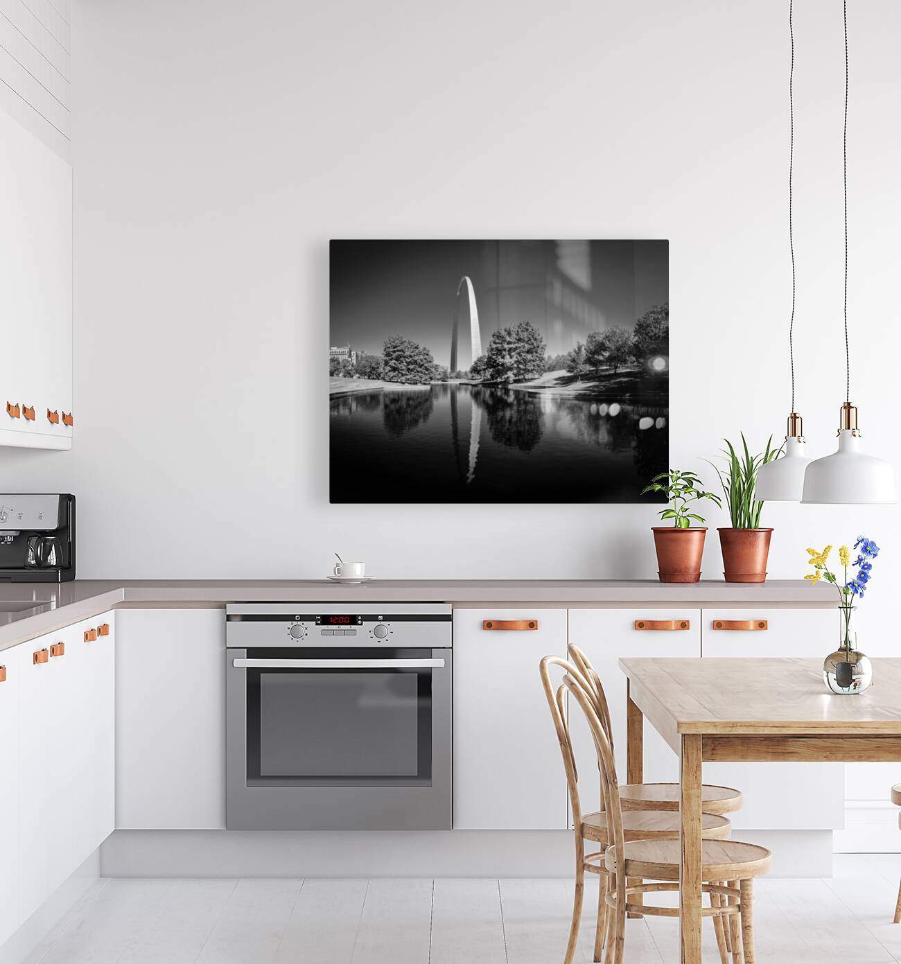 Monochrome Gateway Arch of St Louis Missouri reflecting in the l Reproduction